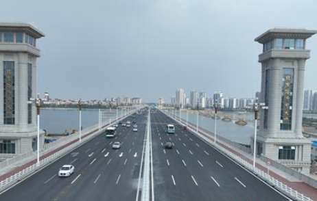 北京路沂河橋全線通車，曾用560個(gè)液壓千斤頂同步頂升老橋